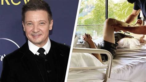 Jeremy Renner Broke 30 Bones in Snowplow Accident, Posts。